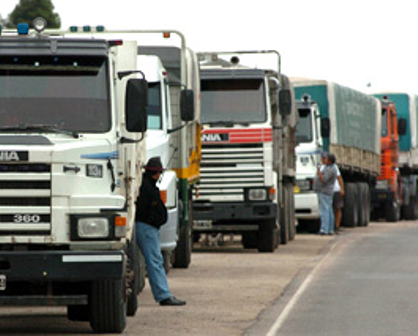 CAMIONEROS OBSTRUYEN TRÁNSITO CARRETERA RÍO SAN JUAN-SOSÚA