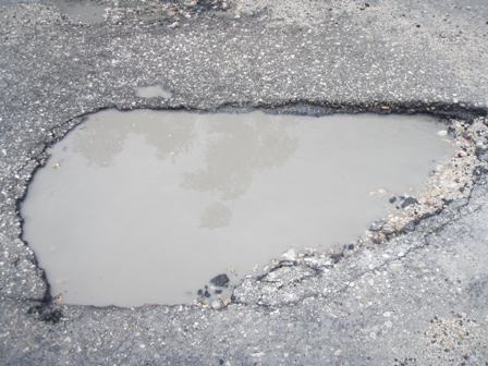 HOYO AVENIDA LUIS GINEBRA PROVOCA OCURRENCIA ACCIDENTES 