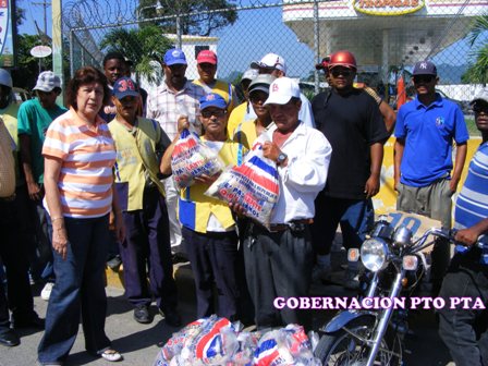GOBERNADORA LLIBRE JIMÉNEZ ENTREGA RACIONES ALIMENTOS GRUPOS MOTOCONCHISTAS