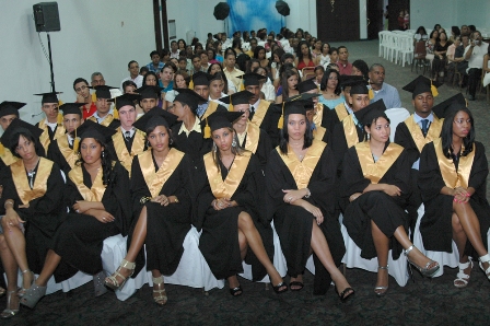 COLEGIO CARLOS MARÍA HERNÁNDEZ CELEBRA ACTO GRADUACIÓN BACHILLERES
