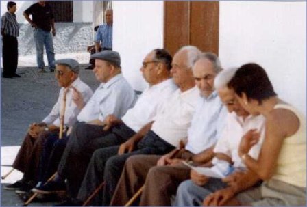 GRUPO JUBILADOS CLAMAN GOBIERNO AUMENTO MONTO PENSIONES