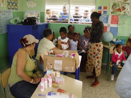 ENTREGAN ÚTILES ESCOLARES ESTUDIANTES POBRES; REALIZAN OPERATIVO MÉDICO COMUNIDAD SAN JOSÉ OCOA 