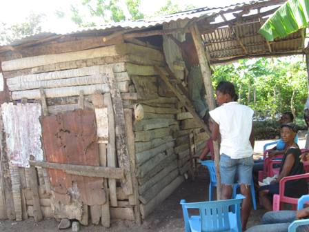 AMENAZAN DESALOJAR FAMILIAS RESIDENTES BARRIO ZONA SUR EN AZUA