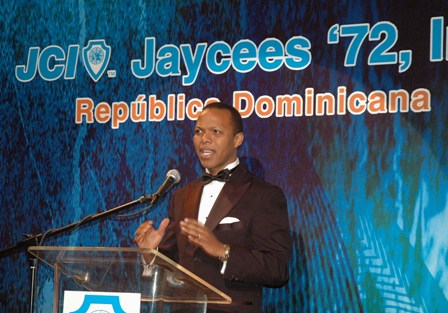 MILTON MORRISON RECIBE PREMIO “JOVEN SOBRESALIENTE” REPÚBLICA DOMINICANA 