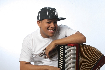 MÚSICO TÍPICO PUERTOPLATEÑO RAÚL ROMAN PROMOCIONA NUEVO TEMA 