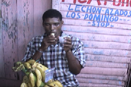JOVEN GLOTÓN DEVORA QUINCE MINUTOS RAMILLETE 30 GUINEOS MADUROS