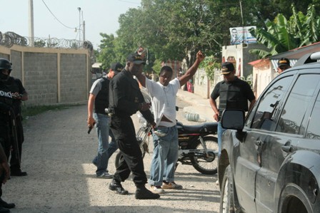 DNCD APRESA SEIS PERSONAS DISTRIBUÍAN DROGAS EN HIGUEY