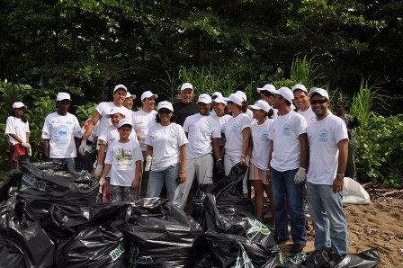 EMPLEADOS CLARO LIMPIAN PLAYAS DÍA MUNDIAL MEDIO AMBIENTE