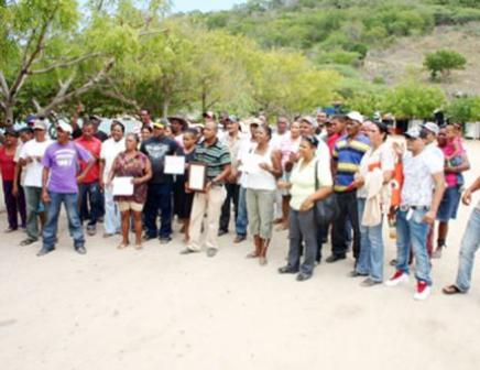 GRUPOS VENDEDORES DENUNCIAN BUSCAN DESALOJARLOS NEGOCIOS MANEJAN PLAYA ESTERO HONDO