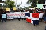 VESTIDOS DE NEGRO RECLAMAN GOBIERNO REAPERTURE CERRADO INGENIO MONTELLANO 