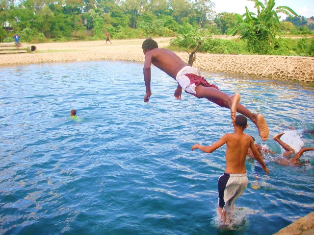 FAMILIAS PUERTOPLATEÑAS BUSCA MANERA COMBATIR SOFOCANTE OLA CALOR