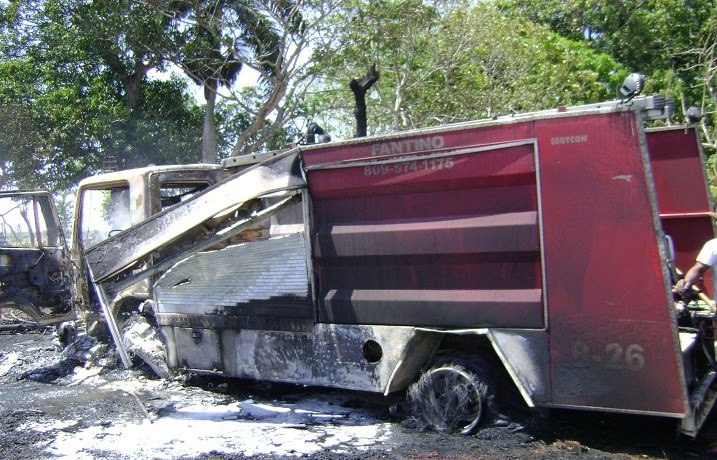 INCENDIA, EXPLOSIONA CAMIÓN BOMBEROS MUNICIPIO FANTINO, LA VEGA 