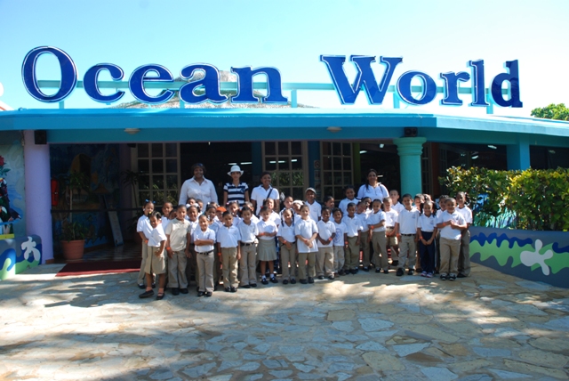 GRUPO NIÑOS ALBERGUE MARTINA VISITA OCEAN WORLD