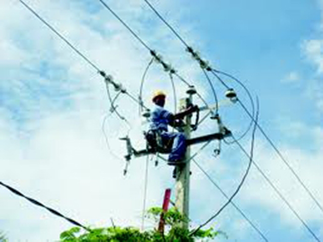 AGREDEN BRIGADA SUSPENDE SERVICIO ELÉCTRICO BARRIO SANTIAGO