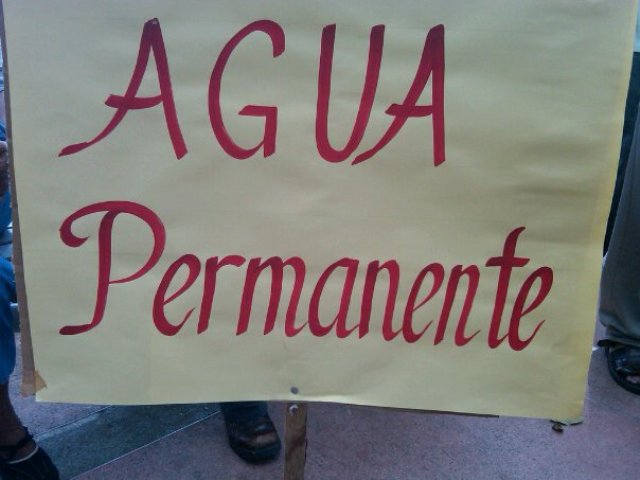RESIDENTES SECTORES ZONA SUR MARCHAN Y PIQUETEAN OFICINAS DE CORAAPPLATA  EXIGIENDO AGUA POTABLE