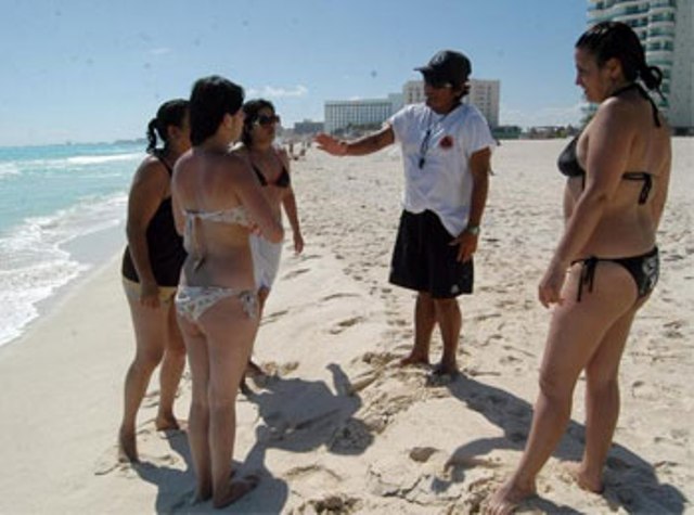 TURISTAS VISITAN RESORTS NACIONALES SON JÓVENES 35 AÑOS EDAD