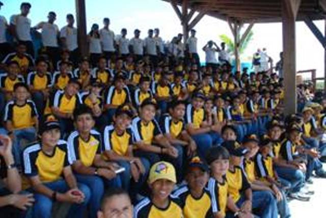 NIÑOS CAMPAMENTO BÉISBOL  AGUILAS CIBAEÑAS RECIBIDOS PARQUE TEMÁTICO