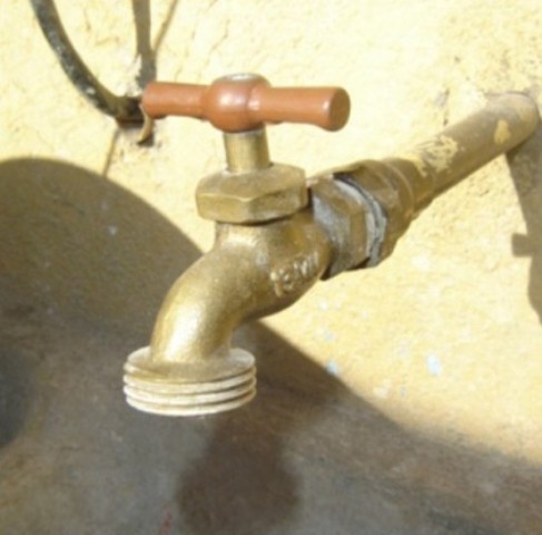 ESCASEZ AGUA POTABLE AFECTA RESIDENTES ENSANCHE MIRAMAR