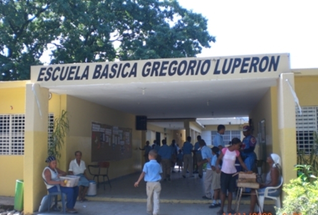 NAVIDAD LLEGA ESCUELA URBANIZACIÓN GENERAL GREGORIO LUPERON