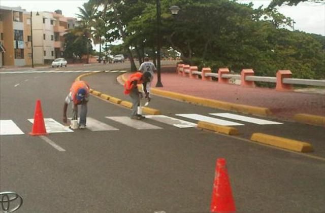 BRIGADAS MUNICIPALES SEÑALIZAN CALLES PUERTO PLATA