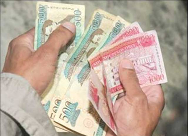 DOMINICANOS USARAN  DOBLE SUELDO SALDAR DEUDAS