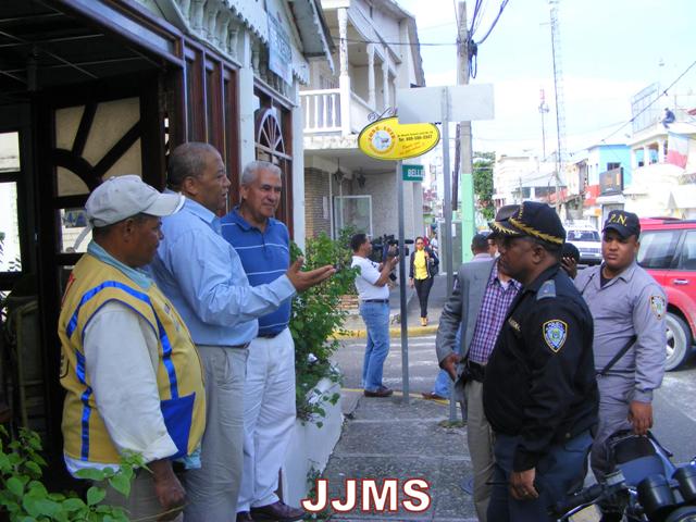 GENERAL ALMONTE MORALES GIRA VISITA COMERCIOS, CALLES PUERTO PLATA