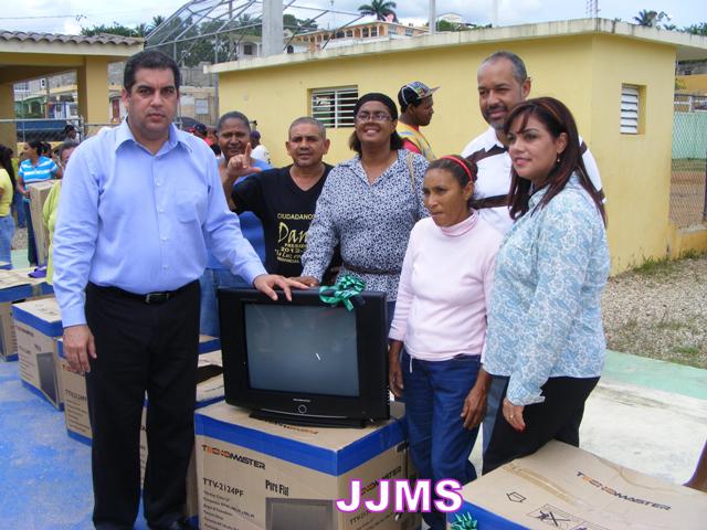 DIPUTADO CLARK ENTREGA DONATIVOS FAMILIAS PUERTO PLATA