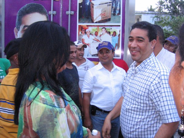 MILES FAMILIAS RECIBEN RACIONES NAVIDEÑAS SENADOR FRANCIS VARGAS