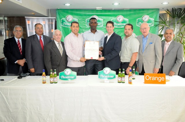 JUGADORES, MANAGER ÁGUILAS CIBAEÑAS GANAN PREMIOS BÉISBOL INVIERNO