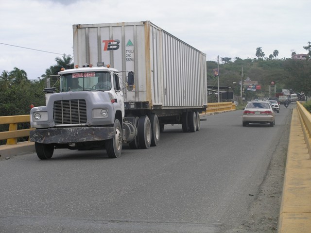 APROCHES SOPORTAN PUENTE CRUZA RÍO BAJABONICO ESTAN INSERVIBLES