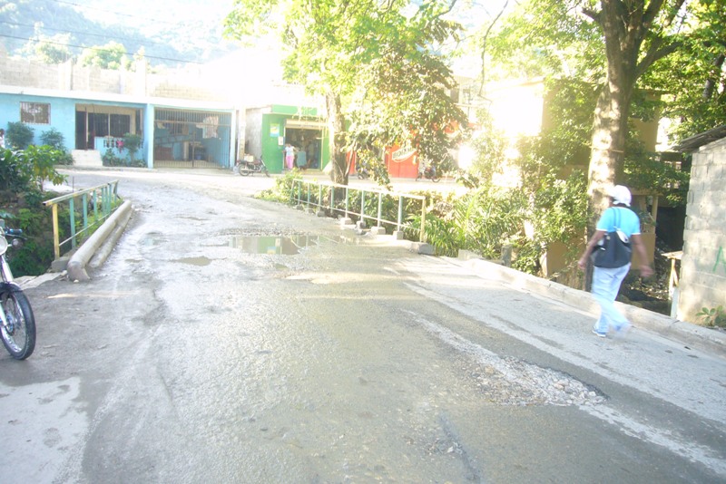 FAMILIAS SOLICITAN TERMINACIÓN ARREGLOS CALLES SECTOR LOS BORDAS