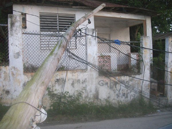 POSTE TENDIDO ELÉCTRICO: “PELIGRO FAMILIAS SECTOR LOS CAMBEROS”