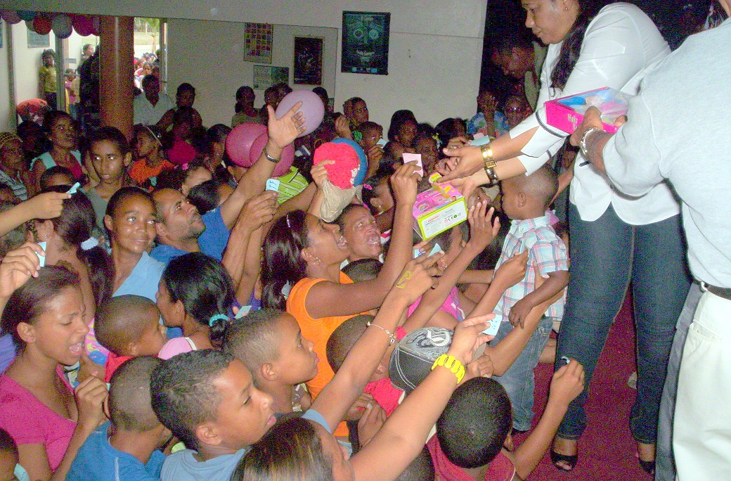 ALCALDESA MUNICIPIO FANTINO DISTRIBUYE JUGUETES NIÑOS POBRES