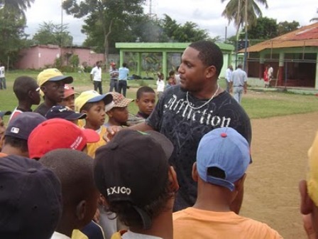 JUGADORES CRUZ, ABREU OFRECEN CLÍNICA BÉISBOL NIÑOS MONTELLANO 