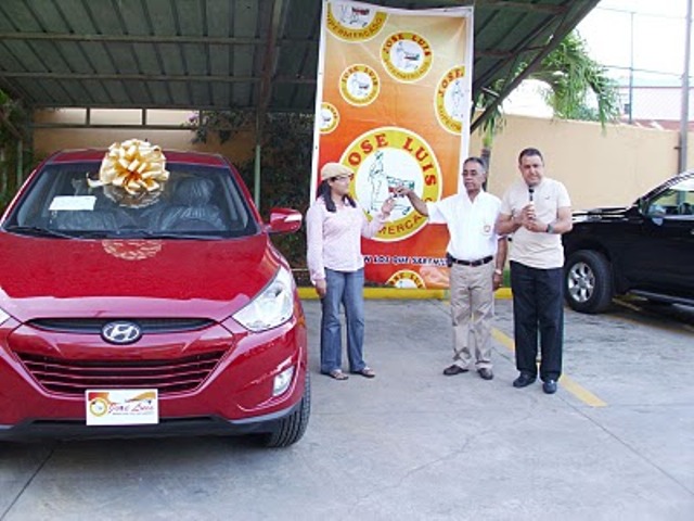 ENTREGAN PREMIOS GANADORES CONCURSO NAVIDEÑO SUPERMERCADO “JOSÉ LUIS” 