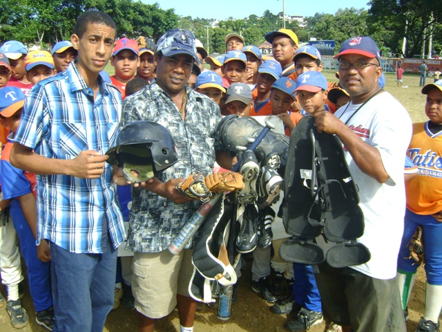 LIGA “JOSÉ TATIS” RECIBE DONATIVOS ÚTILES DEPORTIVOS 