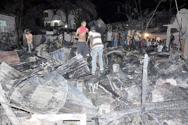 FUEGO DESTRUYE VIVIENDA HABITAN FAMILIAS HAITIANAS