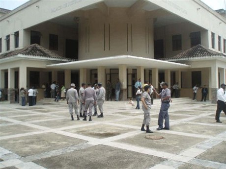 AMENAZA BOMBAS EXPLOSIVAS OBLIGA DESALOJO PERSONAL PALACIO DE JUSTICIA PUERTO PLATA