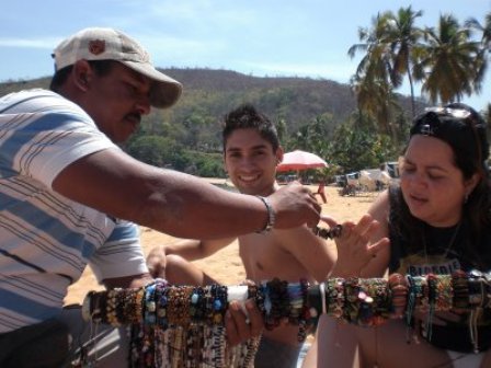 VENDEDORES PLAYAS SOSÚA CABARETE ELEVAN QUEJAS MALTRATO POLITUR