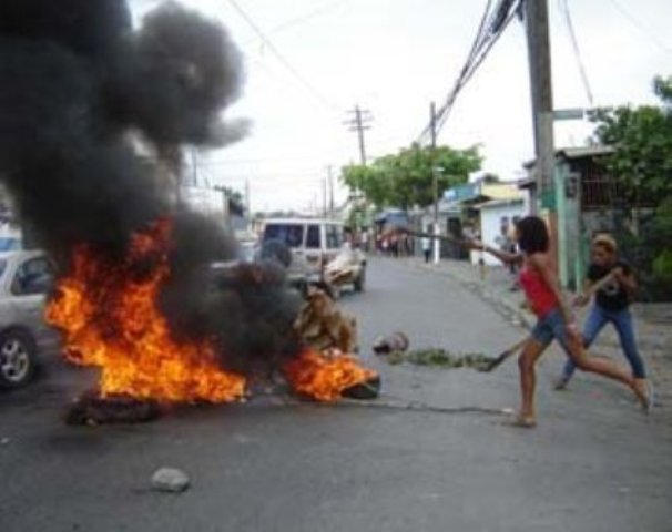 PROTESTAN APAGONES PRODUCE EDENORTE EN MONTELLANO