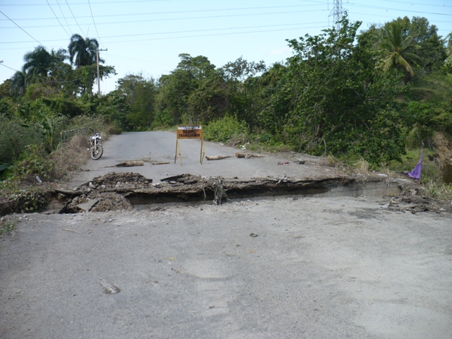 PUENTE SOBRE RÍO DURÁN A PUNTO COLAPSAR