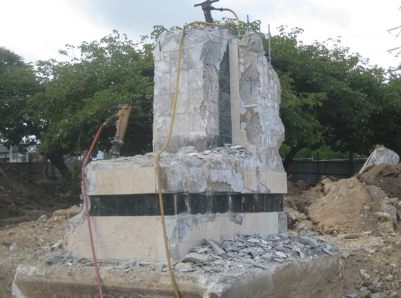 CONCEJO MUNICIPAL ARMONIZA COMITÉ RECHAZA MUEVA MONUMENTO PLAZA LA LIBERTAD