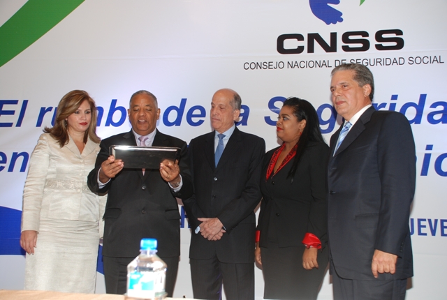 CNSS RECONOCE MINISTRO TRABAJO MAX PUIG