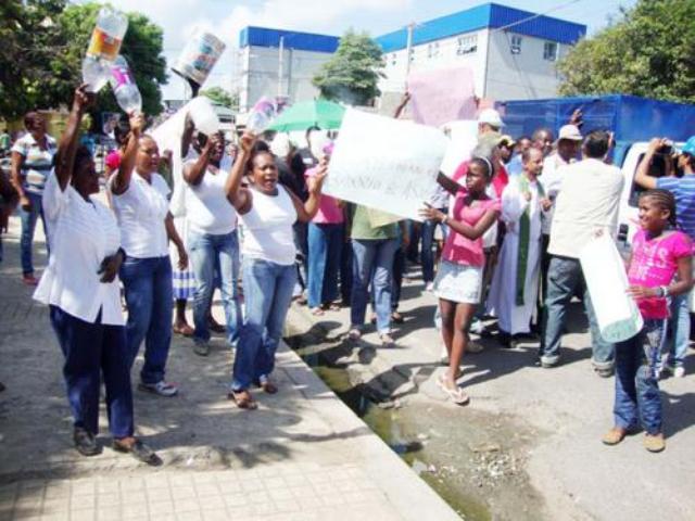 MORADORES MONTAN PROTESTA FALTA AGUA POTABLE DAJABON