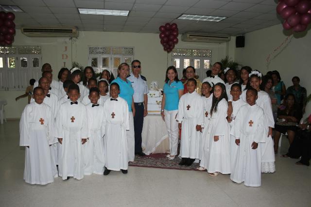 CELEBRAN PRIMERA COMUNIÓN, BAUTISMO ESTUDIANTES COLEGIO FAD  