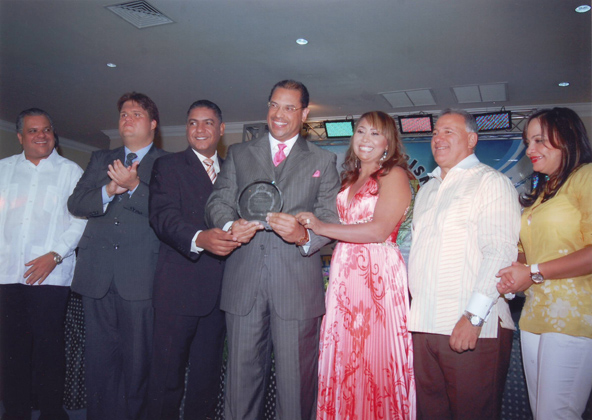 ORGANIZADORES EXPO TURISMO RECONOCEN HOTELERO PUERTOPLATEÑO JULIO ALMONTE