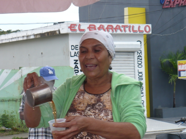 ANA MERCEDES GANA LA VIDA VENDIENDO CAFÉ, TÉ,  POBLADO IMBERT