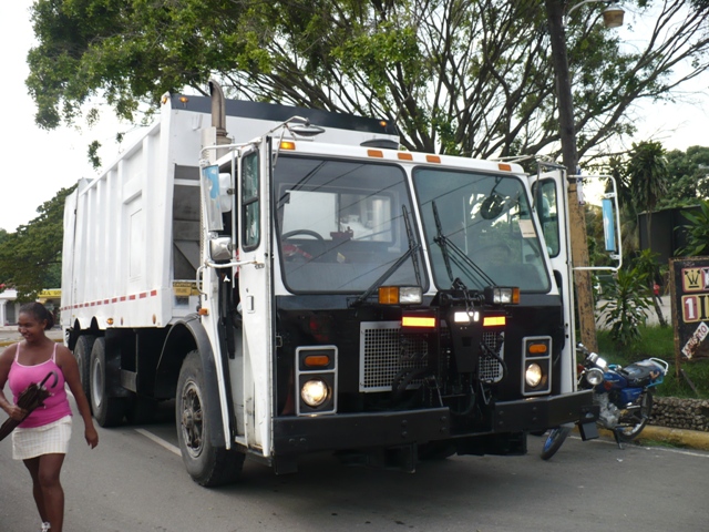 CABILDO ADQUIERE CAMIÓN COSTO RD$3.0 MILLONES COMPACTADOR RECOGIDA BASURA IMBERT