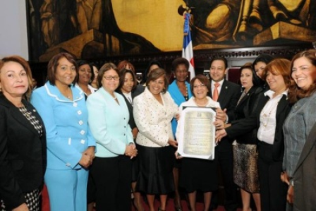CÁMARA DIPUTADOS RECONOCE COMUNICADORA MYRNA SANTOS RIVERA