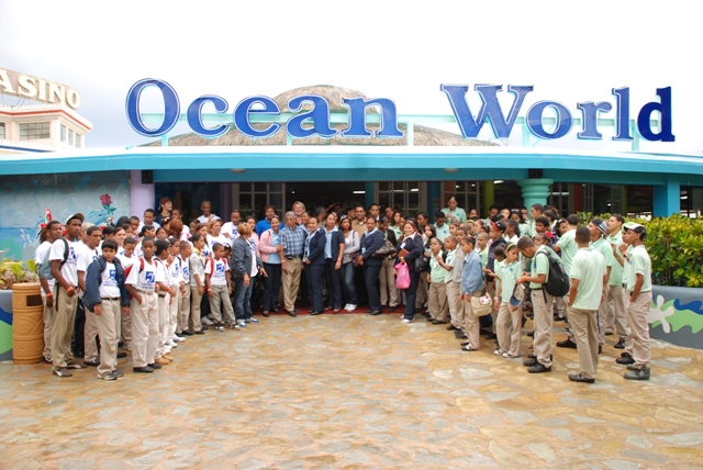 NIÑOS SORDOMUDOS SANTIAGO, PUERTO PLATA VISITAN OCEAN WORLD
